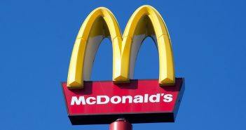 Staatliche Beihilfen: McDonalds bekam keine steuerliche Sonderbehandlung durch Luxemburg McDonalds Logo vor blauem Himmel, gelbes M