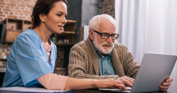 Pflege: Digitalisierung schafft Zeit für Menschlichkeit
