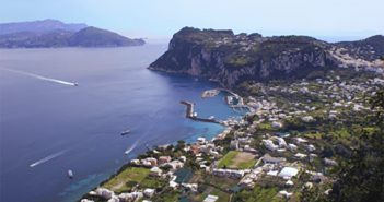 Urlaub in der Nebensaison: der Holidu Preisindex zeigt Sparpotential auf Blick auf eine Landschaft am Meer