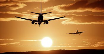 Aktuell beliebte Reiseziele und Reisetrends der Deutschen Zwei Flugzeuge begegnen sich kurz nach dem Abheben und vor dem Landen