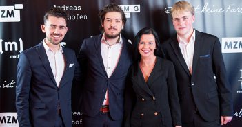 Bayrischer Landtag lobt Petition des Filmprojekts „Grau ist keine Farbe“ v.l.n.r. Produzent Luca Zug, Sänger Pat Wind , Ulrike Ditz - Senatorin des Europäischen Wirtschafssenat, Produzent Alexander Spöri Foto Enrico Saller