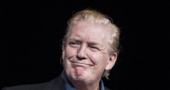 Der Mann bei der Trauerfeier ist tatsächlich Donald Trump