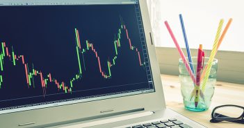 Die besten Anbieter für Forex Signale 2019 Forex Grafik am Laptop