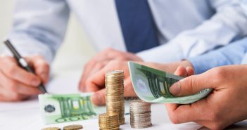 Das richtige Businesskonto finden für Start-Ups Geschäftsmann mit Geld